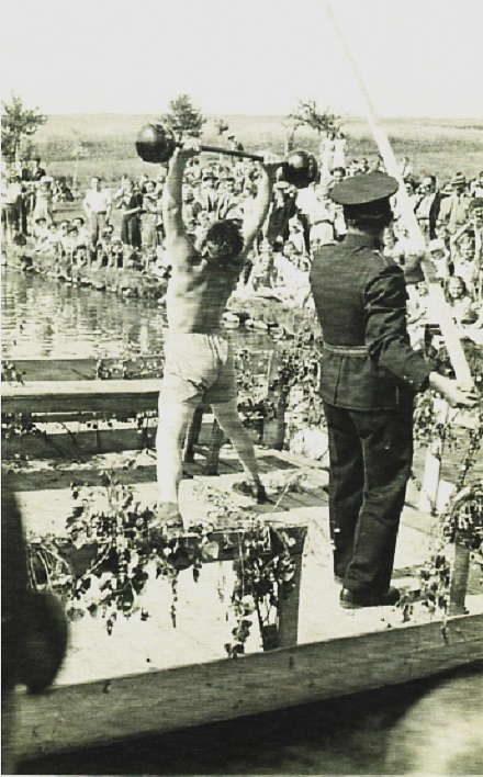 Zábava před zahájením závodů (1951)