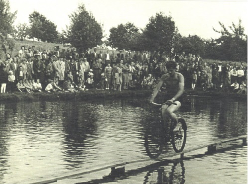 Závody přes rybník (1951)